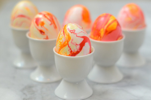 Marbled Nail Polish Easter Eggs via Decorator's Notebook